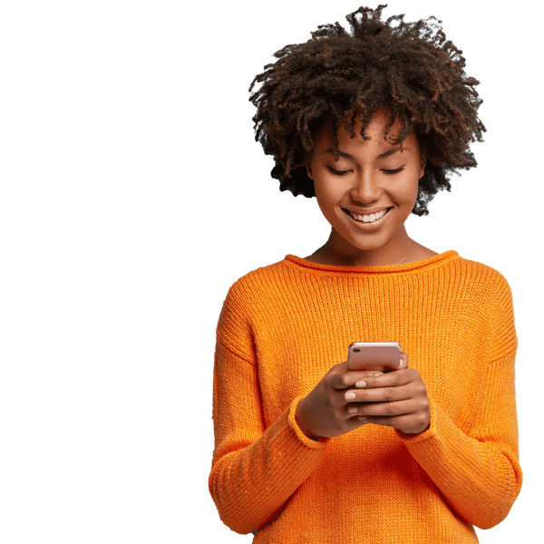 vrouw met oranje trui en mobiel in haar hand lacht naar het scherm